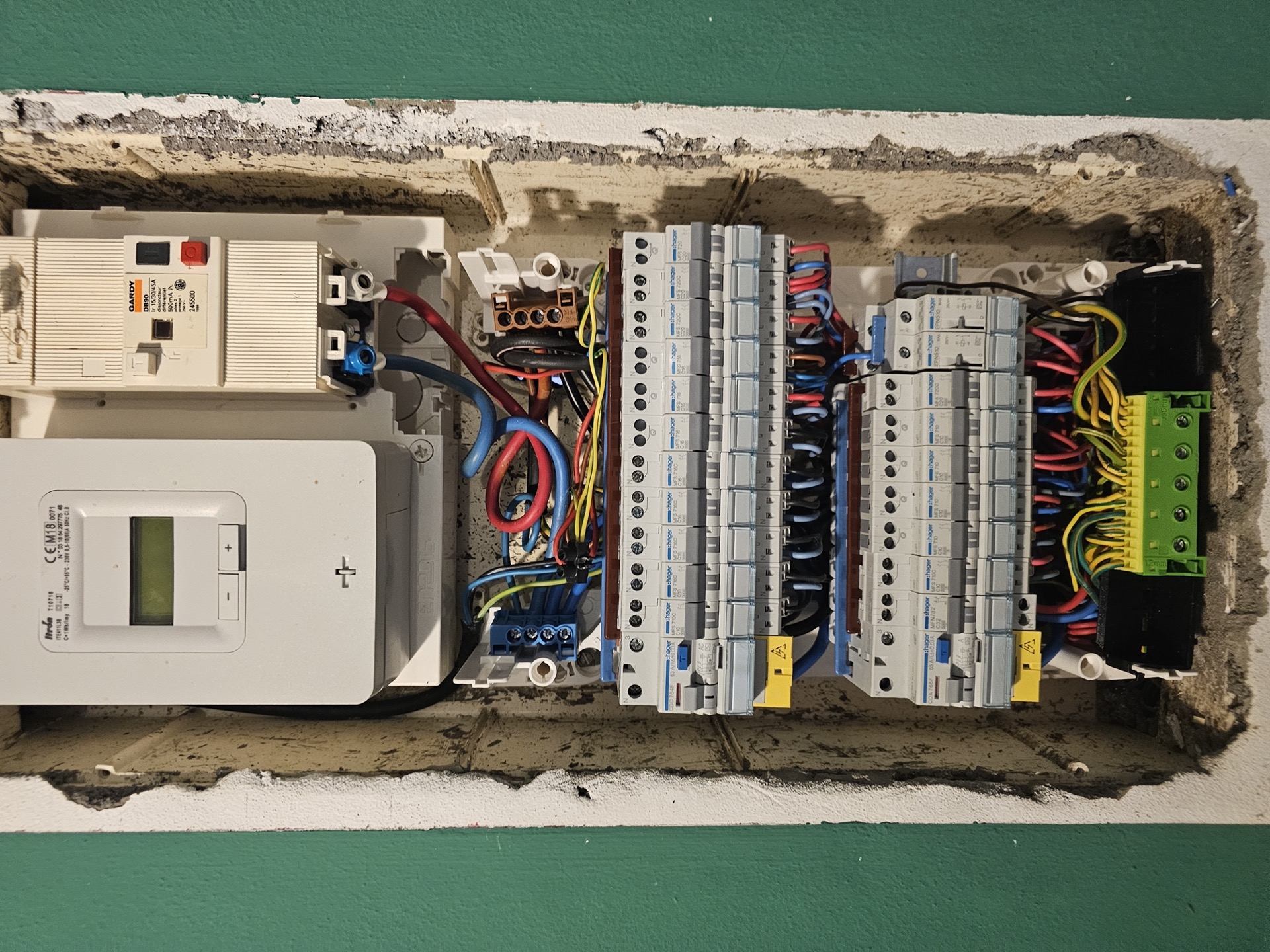 Câblage professionnel armoire électrique Hager pour site industriel par NiesEnergie à La Réunion