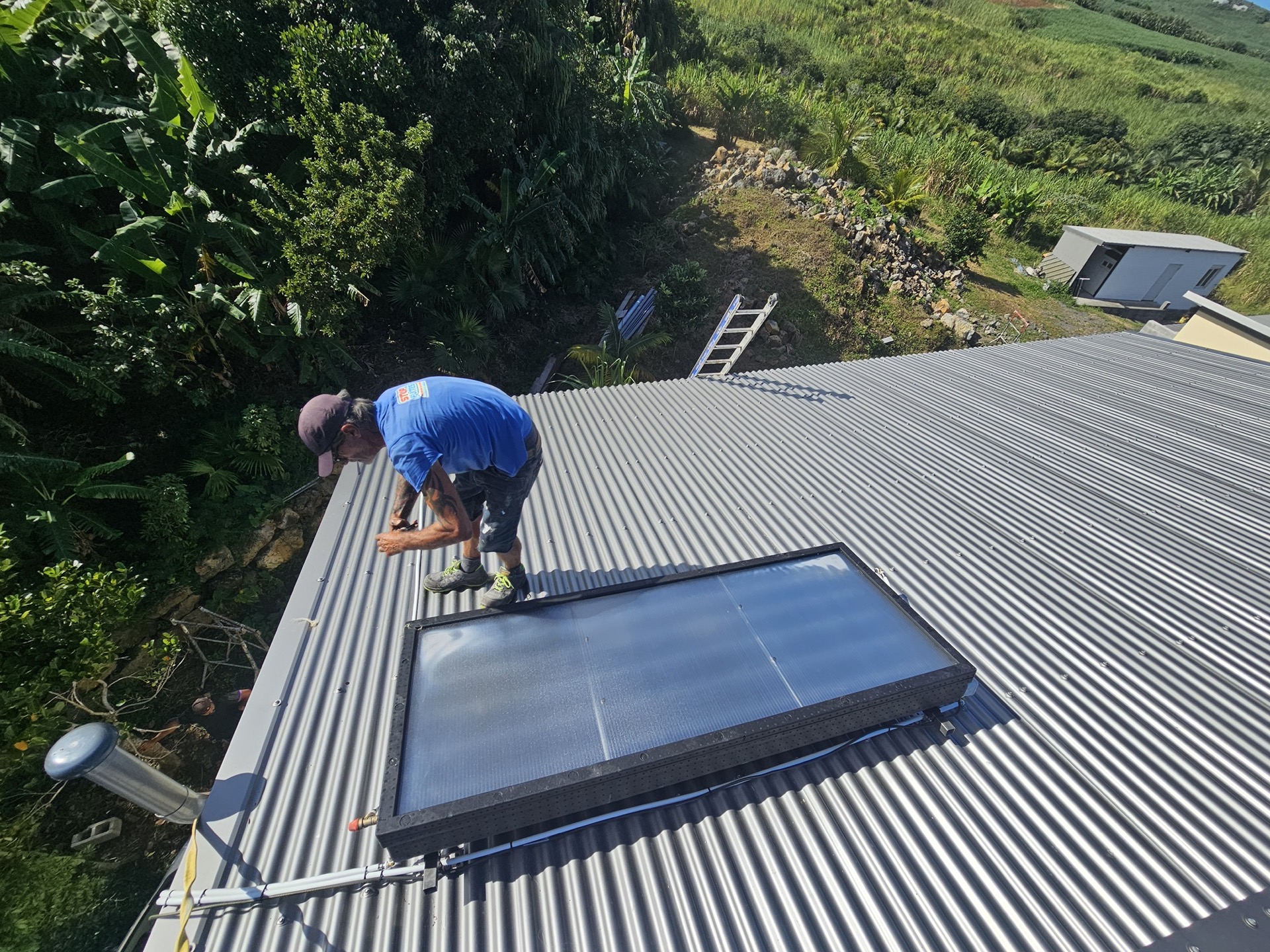 Installation chauffe-eau solaire sur toiture à La Réunion — intervention en partenariat NiesEnergie et Stopfuite
