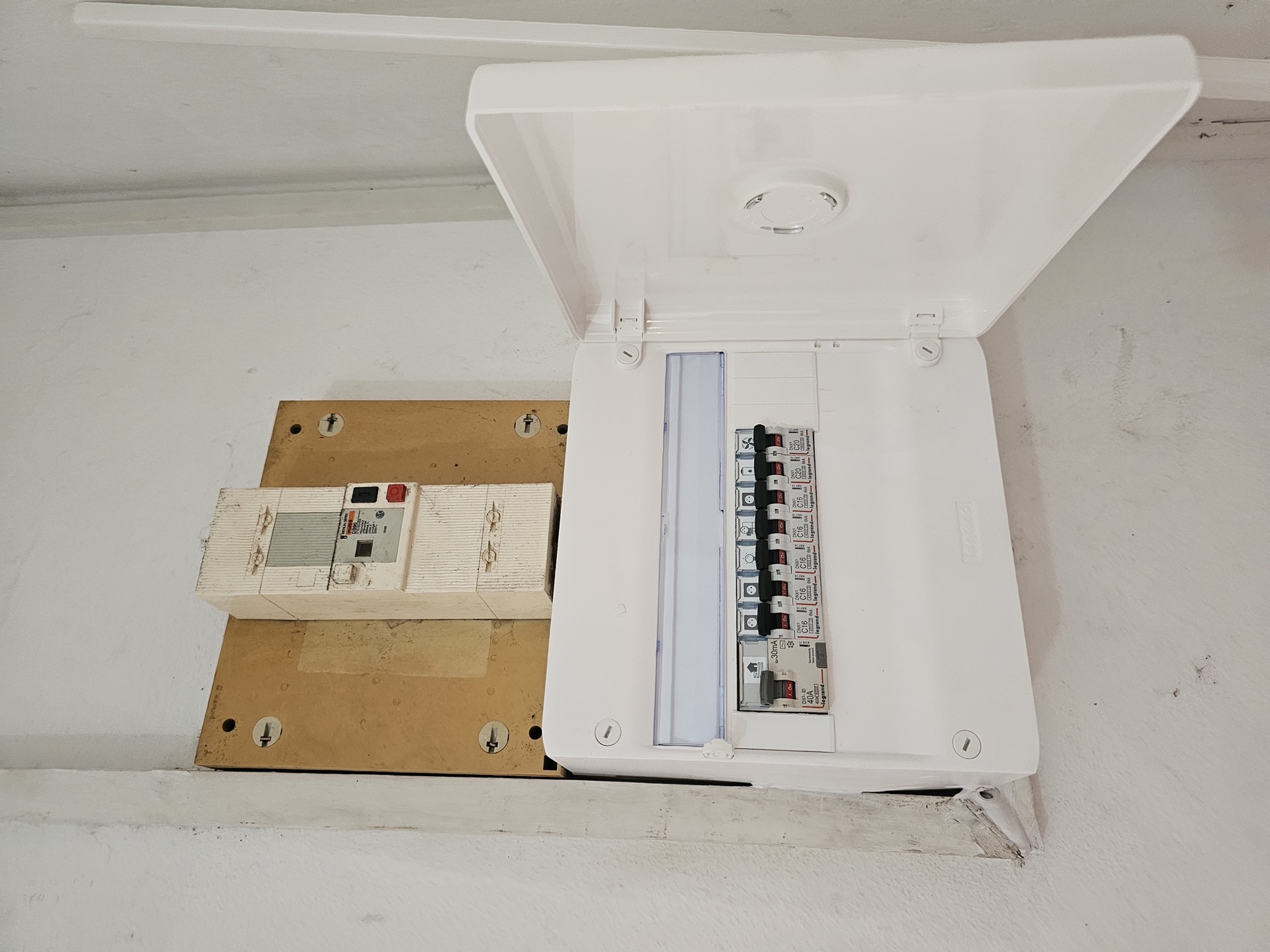 Avant/après remplacement tableau électrique : ancien tableau Gardy remplacé par tableau Legrand neuf par NiesEnergie à La Réunion
